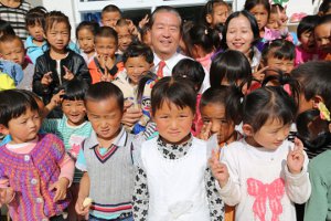 Edward Yang with children in China